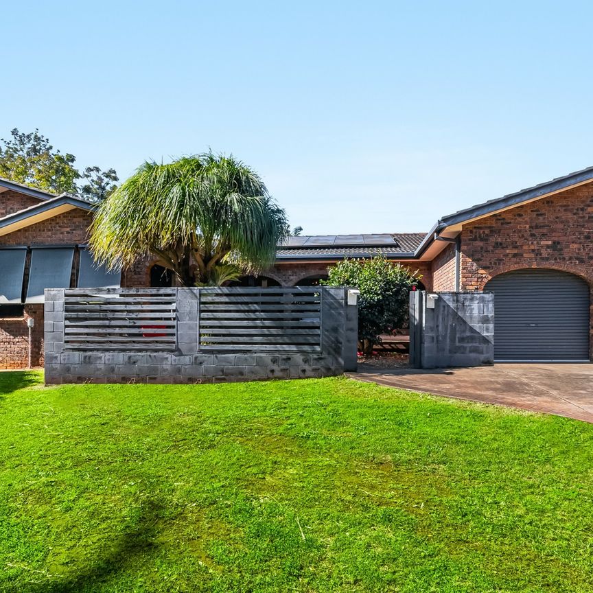 Spacious 5-Bedroom Family Home with Pool - Photo 1