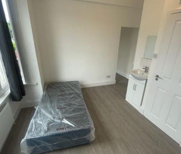 Flat - Studio To Let - Photo 1