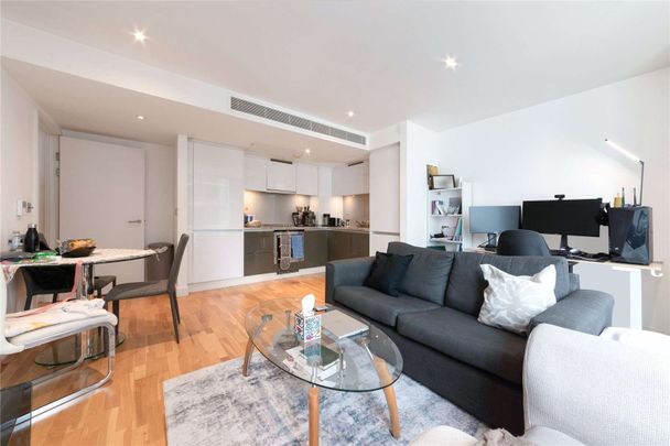 The Landmark truly lives up to its name, offering one of the highest residential accommodation in Canary Wharf. - Photo 1