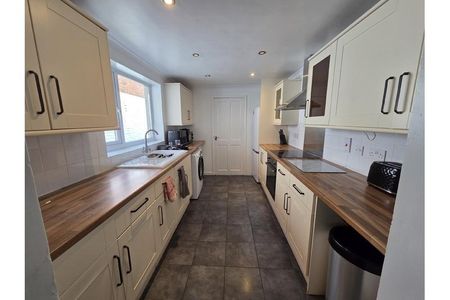 4 bedroom terraced house to rent - Photo 5
