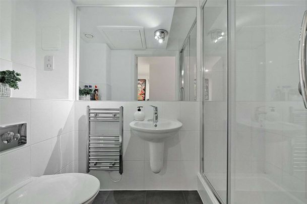 Short Let with all bills included. A beautifully presented and fully-furnished super studio apartment with private patio in a prime central Windsor setting. - Photo 1