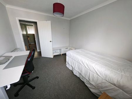 Room in a Shared Flat, Berryknowes Road, G52 - Photo 3