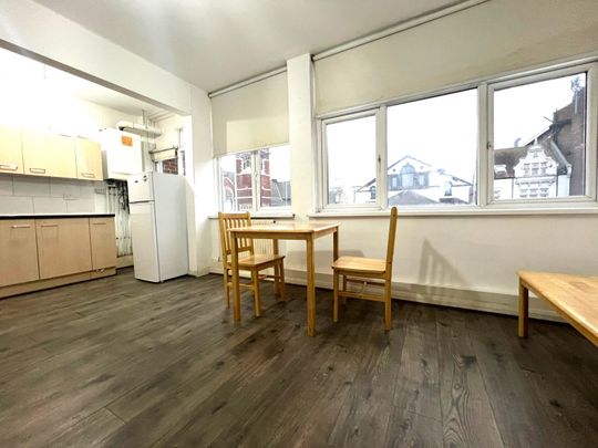 One bedroom First Floor flat close to ilford station- £1400 - Photo 1