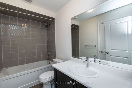 Condo Townhouse For Lease | W9244604 - Photo 5