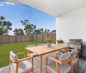 Modern 2-Bedroom Ground Floor Unit with Private Yard - Photo 6