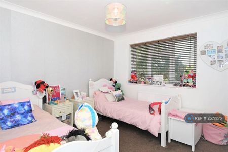 3 bedroom detached house to rent - Photo 2