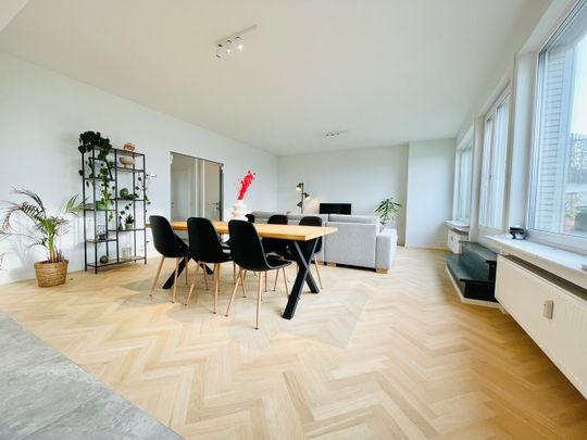 Luxueus en prachtig gerenoveerd appartement van 120m² met 2 grote terrassen gelegen aan het St-Pietersstation, vlakbij diverse winkels, scholen en openbaar vervoer. - Foto 1