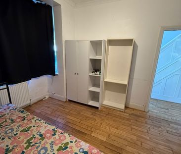 Room in a Shared House, Whites Avenue, IG2 - Photo 2