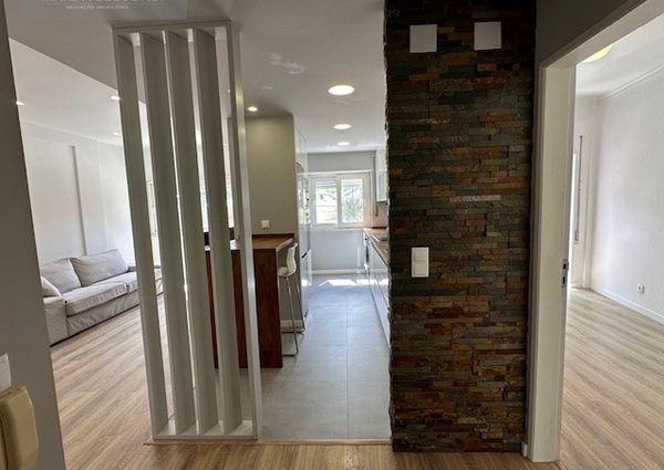 Ótimo apartamento mobilado, situado em zona de comércio, totalmente remodelado.