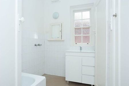Spacious Ground Floor Period Apartment in Prime Hawthorn Locale - Photo 5