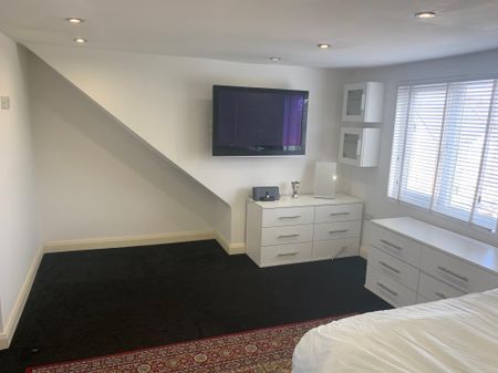 Queens Avenue, Watford - Photo 3