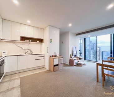 Luxury High-Floor Apartment with Stunning City Views - Photo 6