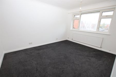 2 bedroom Maisonette to let - Photo 4