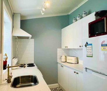 Fig Tree Cottage - A character-filled Roxburgh retreat blending tim... - Photo 3