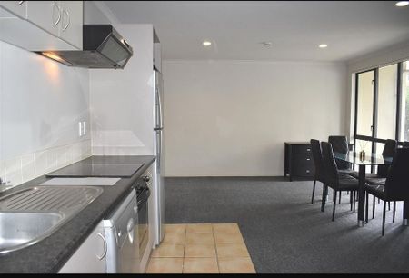 1 bedroom apartment with secure carpark - Photo 2