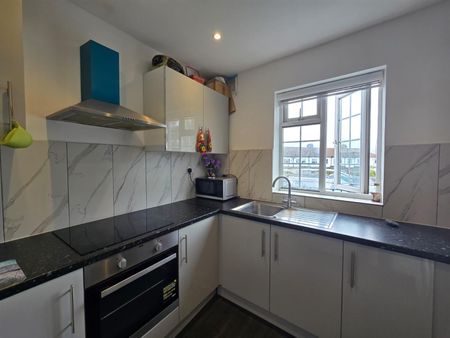 High Street, Waltham Cross EN8, London - Photo 3