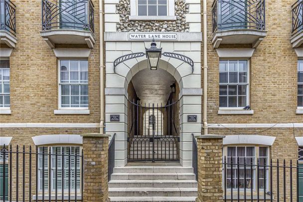 A bright and airy top floor apartment in an imposing building with partial river views. - Photo 1