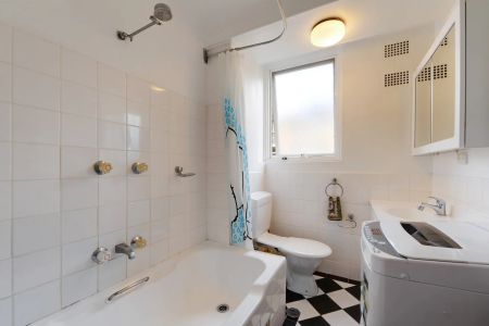 Bright and airy apartment with leafy outlook - Photo 2