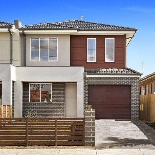 3 Bedroom bright townhouse in a central location - Photo 1