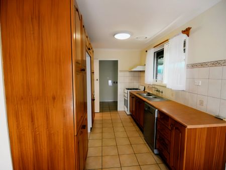 1 Kim Court, Altona, Melbourne - Photo 5