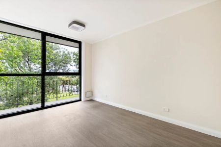 “Beautifully Refurbished Top-Floor Apartments” - Photo 3