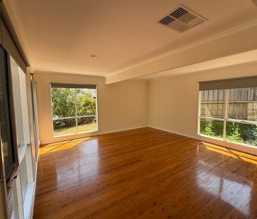 8 Frances Crescent, Cranbourne North VIC - Photo 3