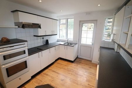 Kings Chase, Brentwood, Property for rent - Photo 2