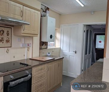 3 bedroom semi-detached house to rent - Photo 6