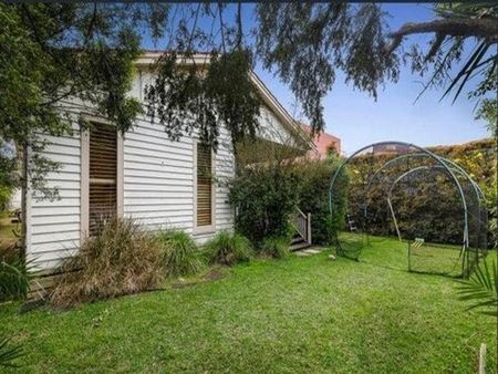 Large 5-bed House only 100m to Bentleigh station and Centre rd cafes! - Photo 2