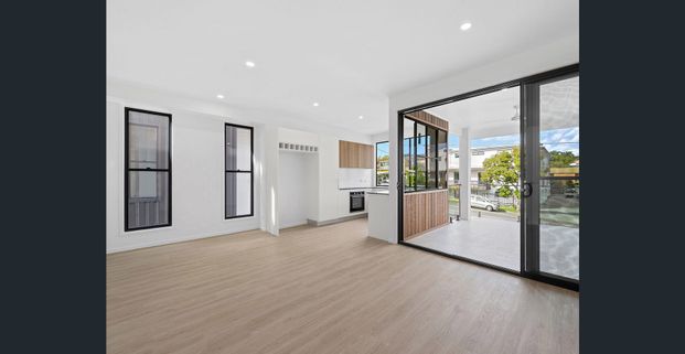 MODERN TOWNHOUSE IN GREAT YERONGA LOCATION! - Photo 1