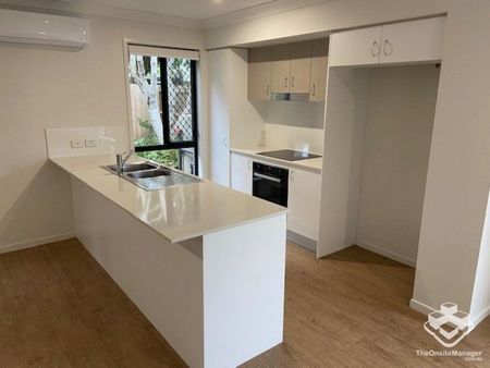 3 BEDROOM TOWNHOUSE - Double Garage, Air Cons, Pets Welcome - Photo 3
