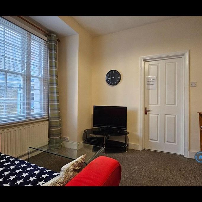 4 bedroom semi-detached house to rent - Photo 1