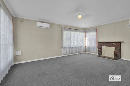 Three bedroom home with large backyard - Photo 2