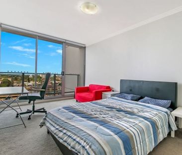 Modern 2-Bedroom Apartment in the Heart of Parramatta - Photo 5