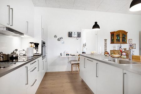 Rummelig rækkehus med god beliggenhed - Photo 3