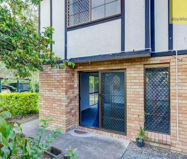 Spacious Townhouse in Prime Location - Photo 2