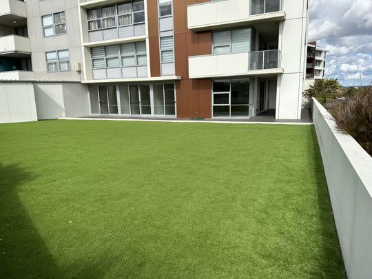 Apartment with luxe finishes, air-conditioning and a massive courtyard area - Photo 1