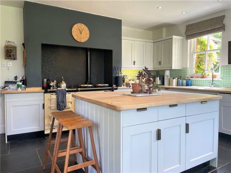 A stunning six bedroom property situated on the edge of the popular village of Woodborough. - Photo 5