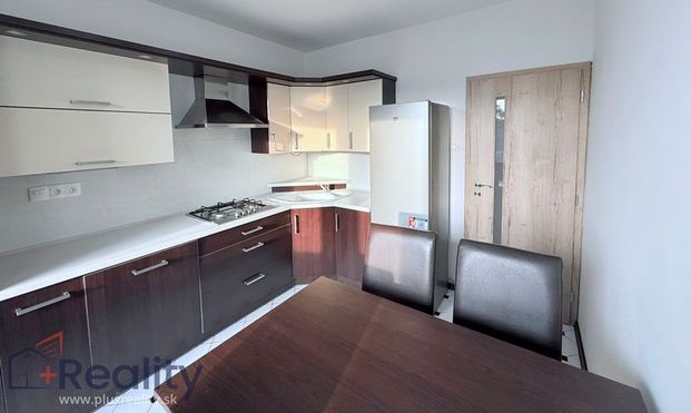 PLUS REALITY | Priestranný trojizbový byt s lodžiou v meste Dunajská Streda na prenájom ! - Photo 1