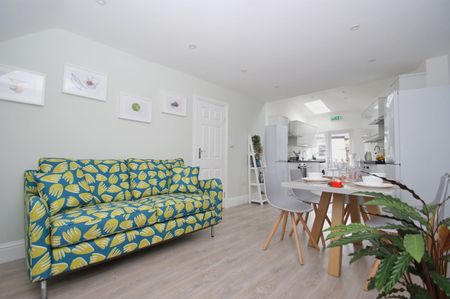 Room in a Shared House, Du Cane Road, W12 - Photo 2