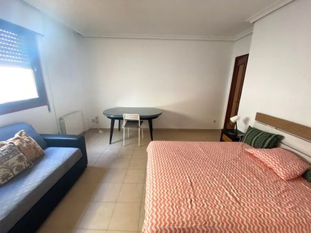 Calle Parras, Sevilla, Andalusia 41002 - Photo 5