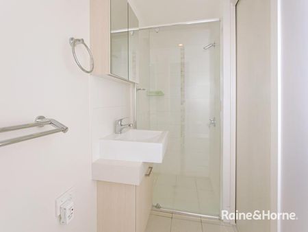 Modern, Partly Furnished, Great Location walk to UQ - Photo 5