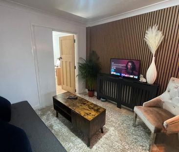 Room in a Shared House, Disraeli Gardens, LS11 - Photo 1