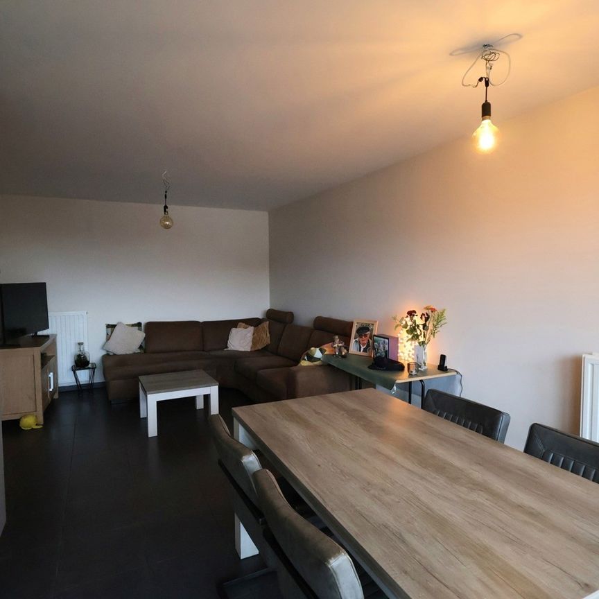 Appartement op de 2de verdieping met terras, kelderberging en autostaanplaats. - Photo 1