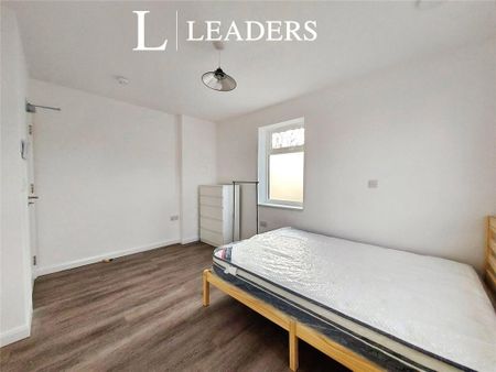 1 bedroom in a house share to rent - Photo 2