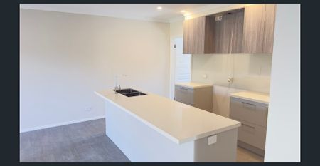 Spacious 4BR Townhouse in Growing Cranbourne - Photo 3