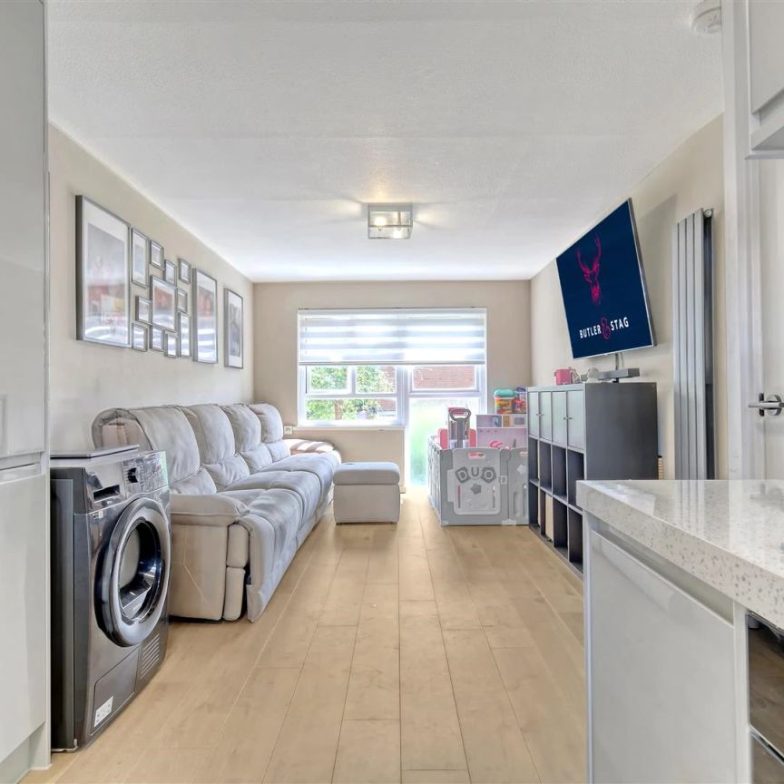 1 Bedroom Flat - Purpose Built - Photo 1