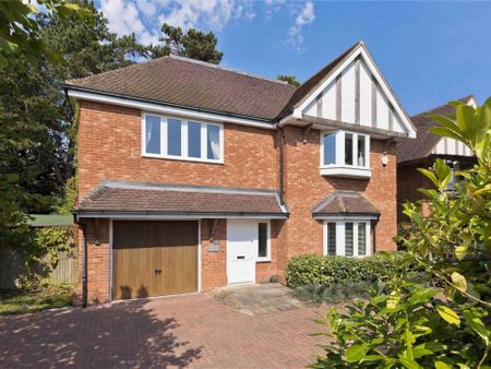 A modern family home in a popular Cobham residential road. - Photo 5