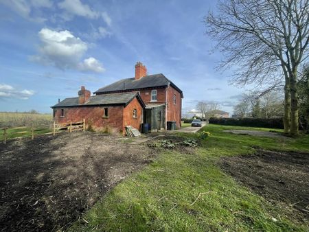 2 bedroom semi-detached house to rent - Photo 3