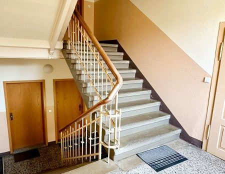 Auerbach im Erzgebirge - Geräumige 2-Raum-Wohnung im Dachgeschoss! - Photo 1